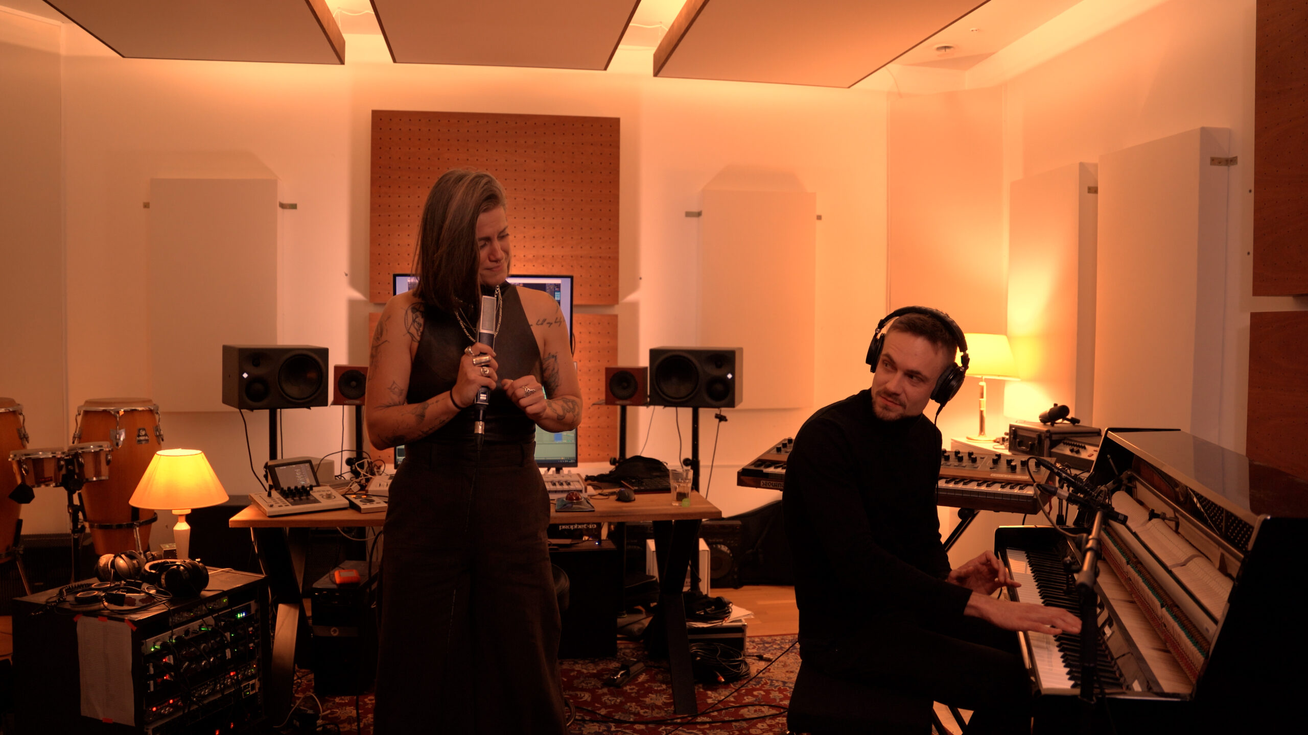 Franziska Seelig mit Mikrofon im Blickkontakt mit dem Pianisten bei einer gemeinsamen Studio-Session