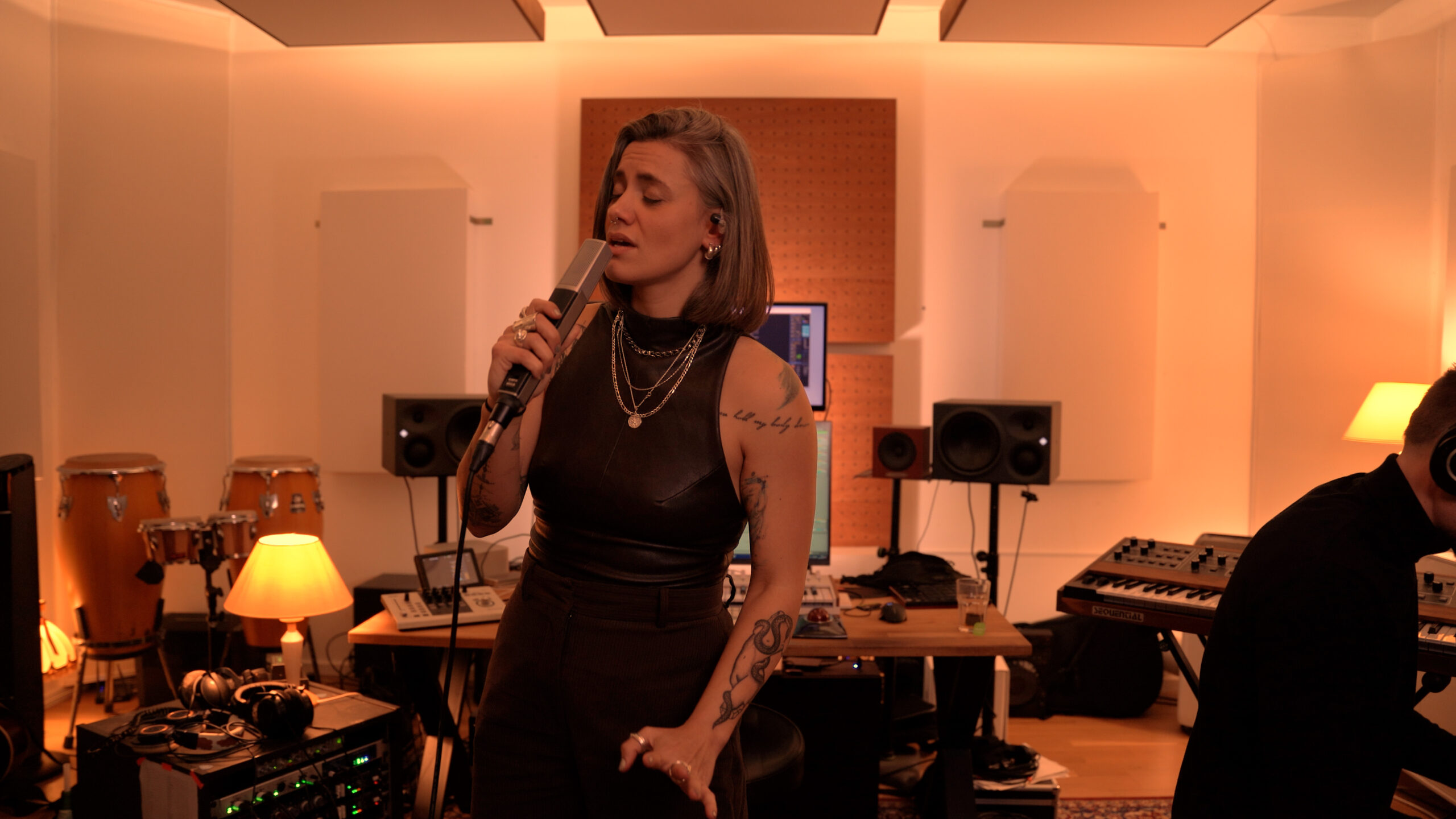 Franziska Seelig singt mit Mikrofon bei einer Live-Session im Studio