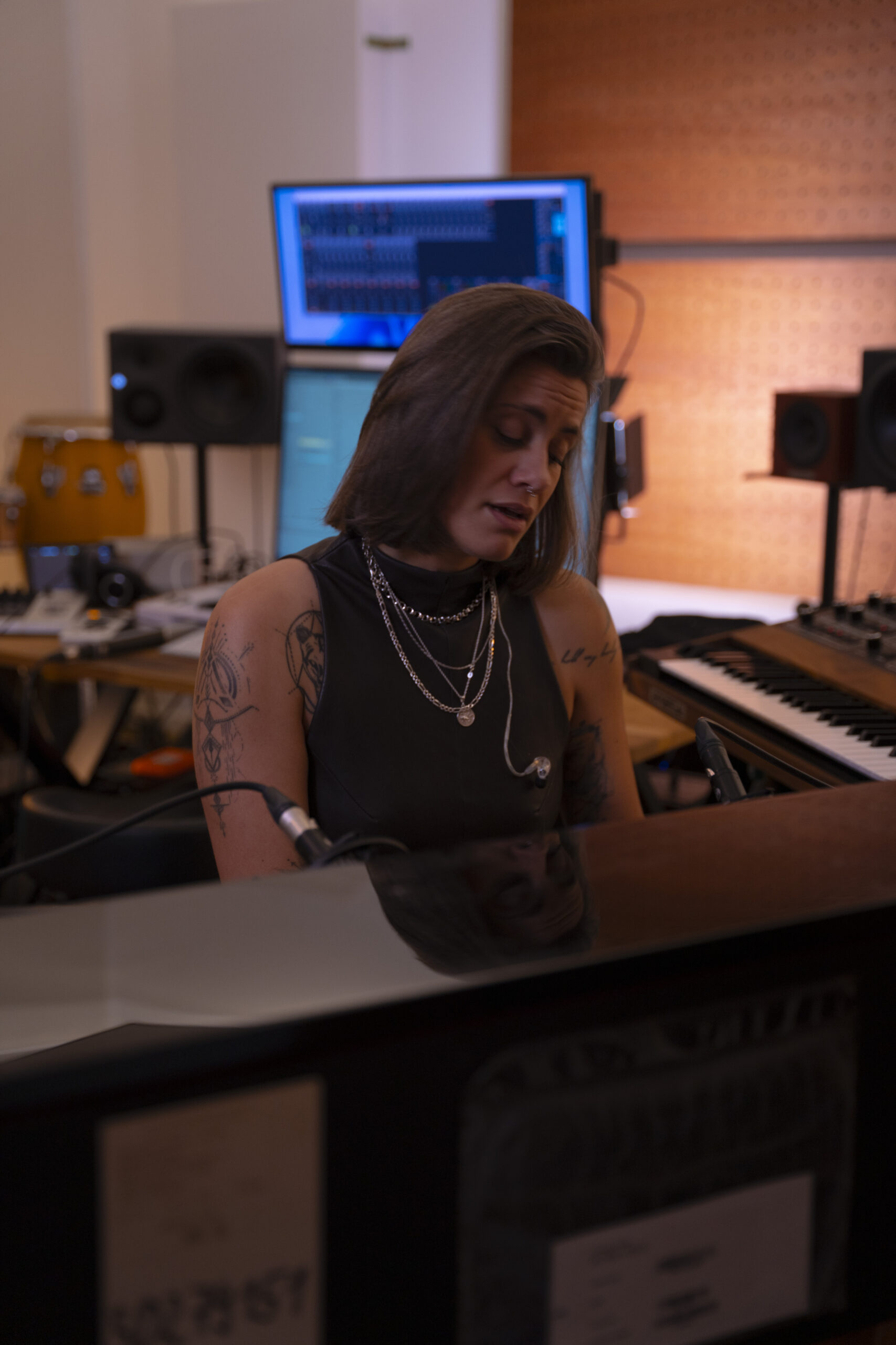 Franziska Seelig am Klavier im Studio